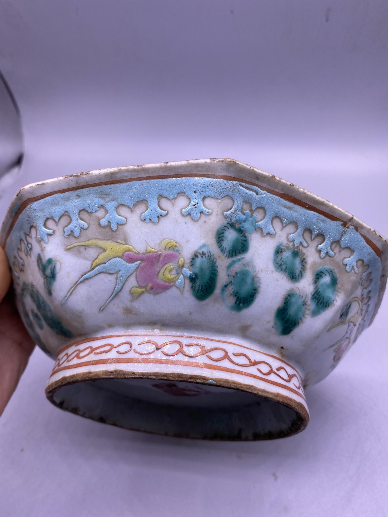 粉彩鱼藻纹花口碗，尺寸18.5厘米，品相如图，200包快递