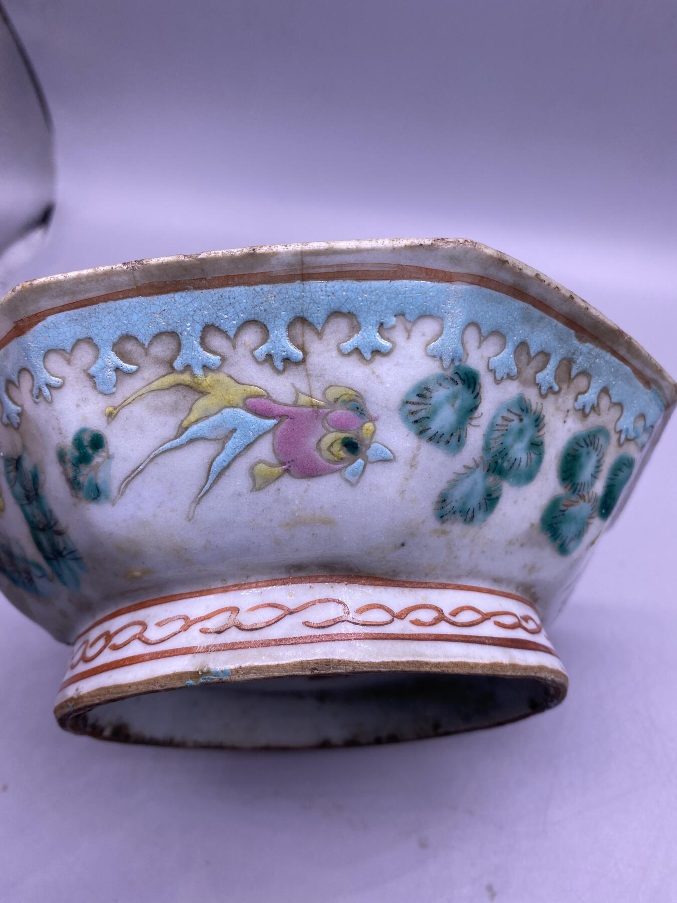 粉彩鱼藻纹花口碗，尺寸18.5厘米，品相如图，200包快递
