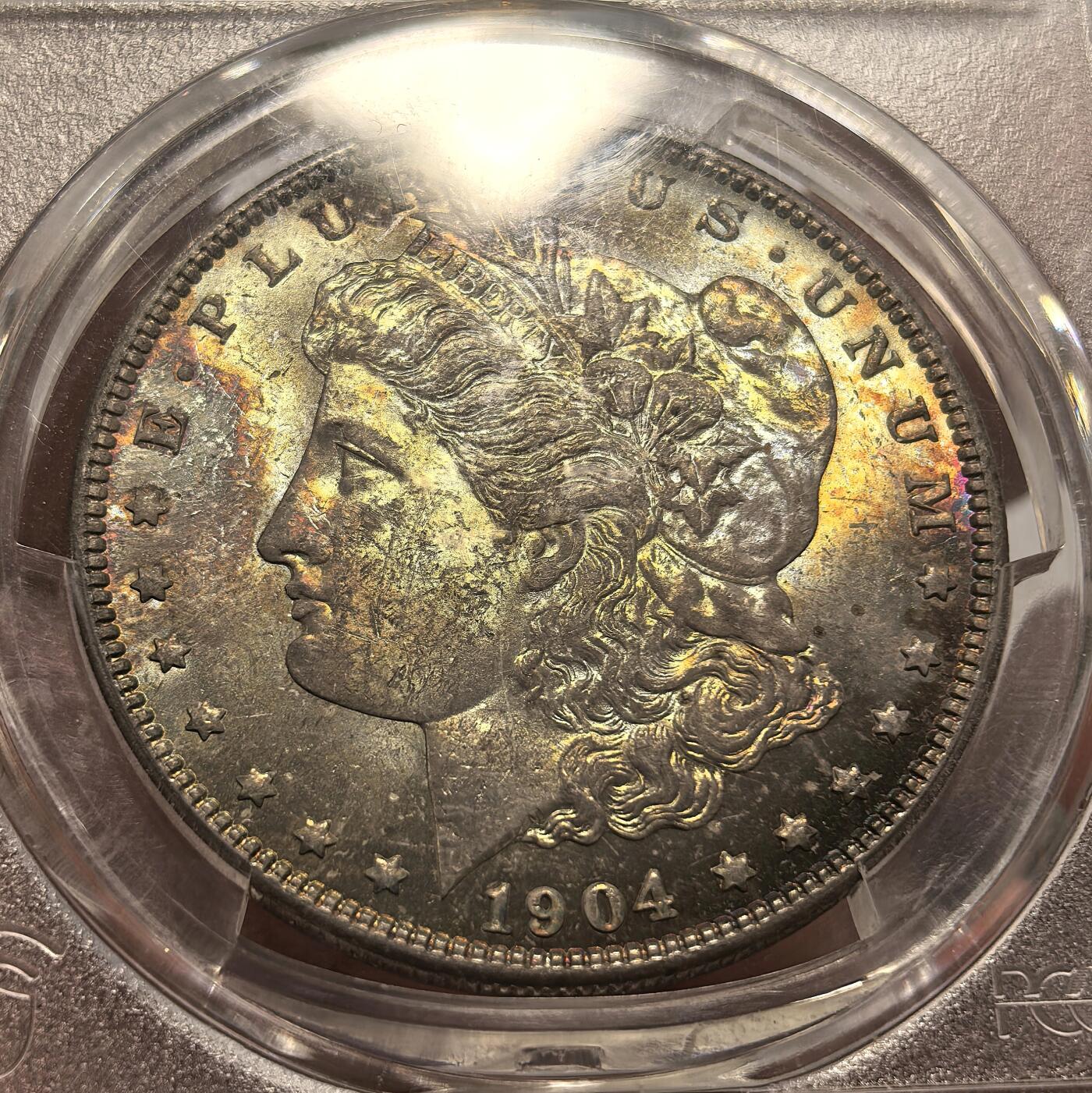 博洋堂世界钱币拍卖第104期（全场包邮） PCGS MS64 美国1904年O版摩根$1银币 双面渐变五彩包浆 光面底板 外壳在运输途中磕裂 未影响密封 瑕不掩瑜