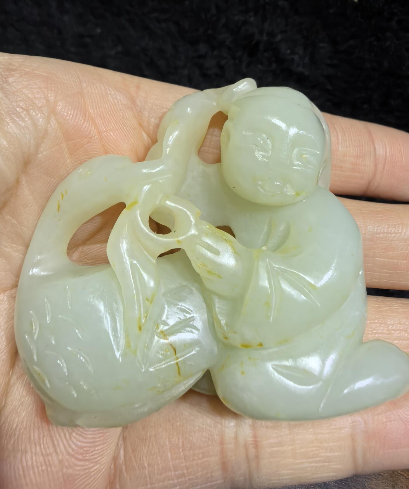 捡漏从速旧藏和田白玉童子戏鹅手把件挂件吊坠，玉质油润度极佳，纯手工雕刻。童子神态栩栩如生，造型逼真，天鹅的话还可比喻“鸿鹄之志”，古代的鸿鹄就是天鹅。童子寓意运财童子！尺寸:长5.9cm*高4.6cm厚2.0cm克重:48.3g谢绝议价！