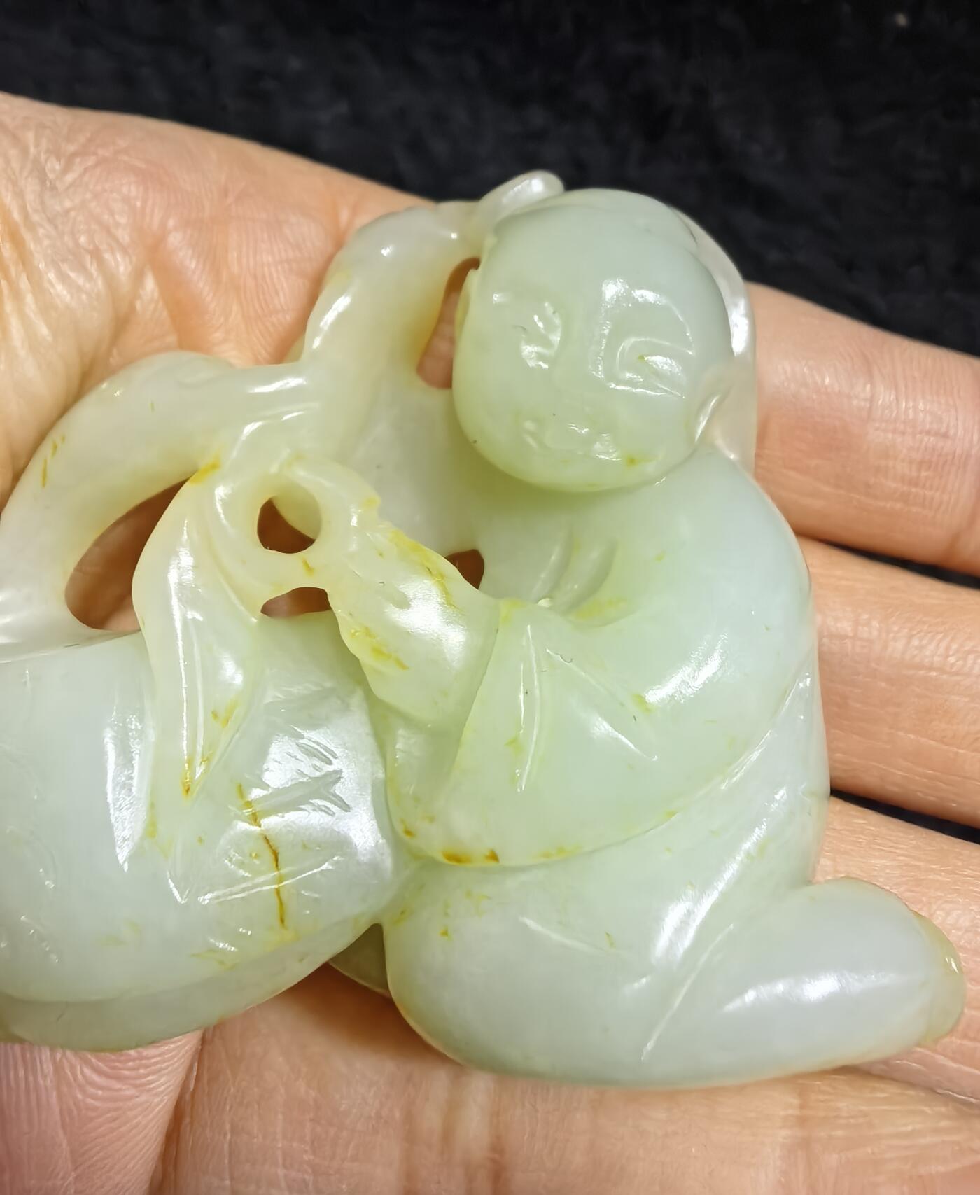 捡漏从速旧藏和田白玉童子戏鹅手把件挂件吊坠，玉质油润度极佳，纯手工雕刻。童子神态栩栩如生，造型逼真，天鹅的话还可比喻“鸿鹄之志”，古代的鸿鹄就是天鹅。童子寓意运财童子！尺寸:长5.9cm*高4.6cm厚2.0cm克重:48.3g谢绝议价！