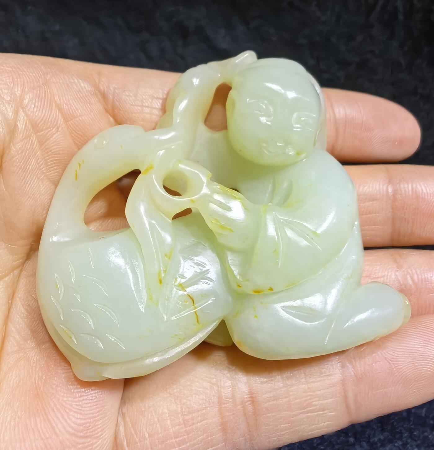 捡漏从速旧藏和田白玉童子戏鹅手把件挂件吊坠，玉质油润度极佳，纯手工雕刻。童子神态栩栩如生，造型逼真，天鹅的话还可比喻“鸿鹄之志”，古代的鸿鹄就是天鹅。童子寓意运财童子！尺寸:长5.9cm*高4.6cm厚2.0cm克重:48.3g谢绝议价！