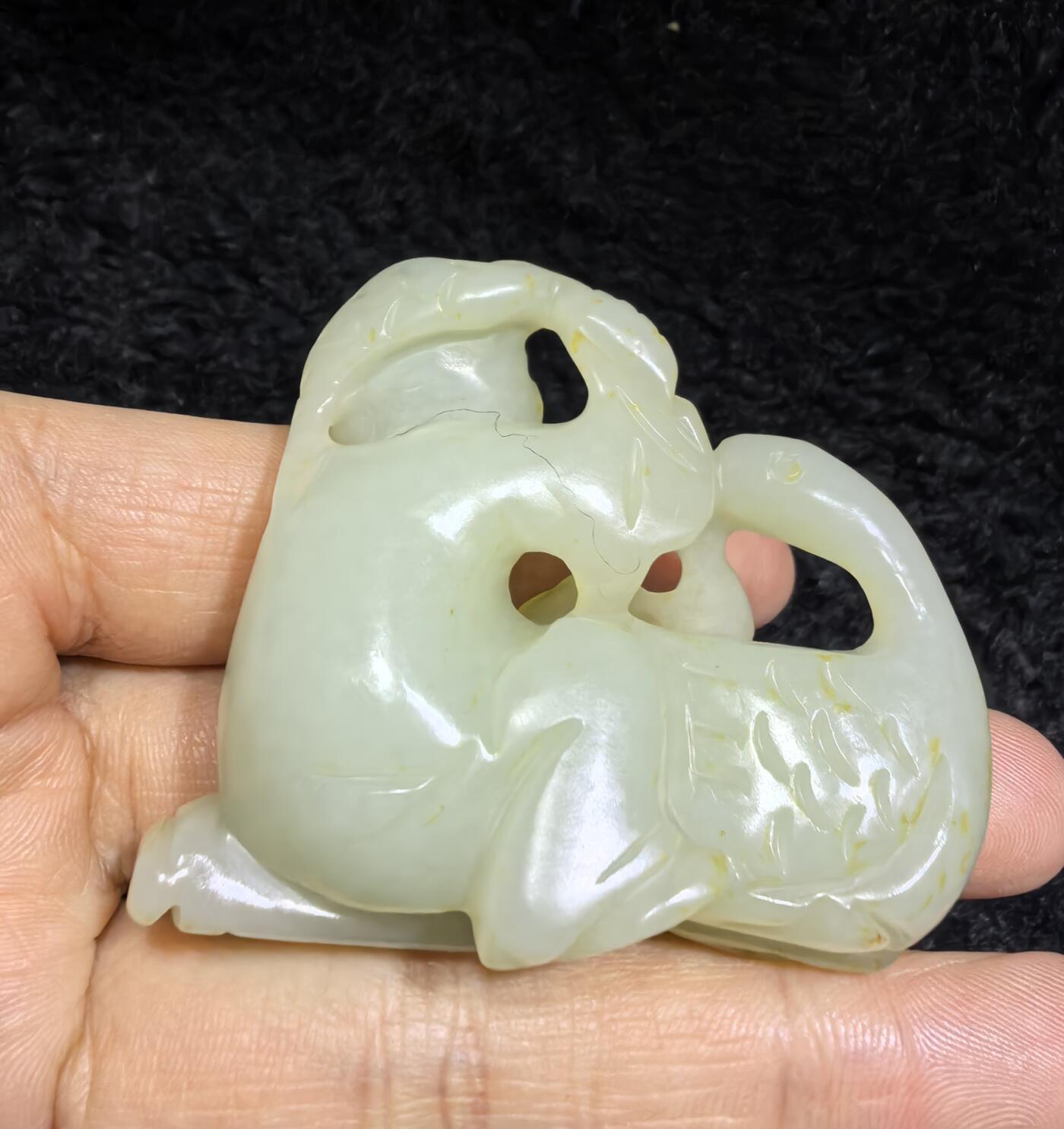 捡漏从速旧藏和田白玉童子戏鹅手把件挂件吊坠，玉质油润度极佳，纯手工雕刻。童子神态栩栩如生，造型逼真，天鹅的话还可比喻“鸿鹄之志”，古代的鸿鹄就是天鹅。童子寓意运财童子！尺寸:长5.9cm*高4.6cm厚2.0cm克重:48.3g谢绝议价！