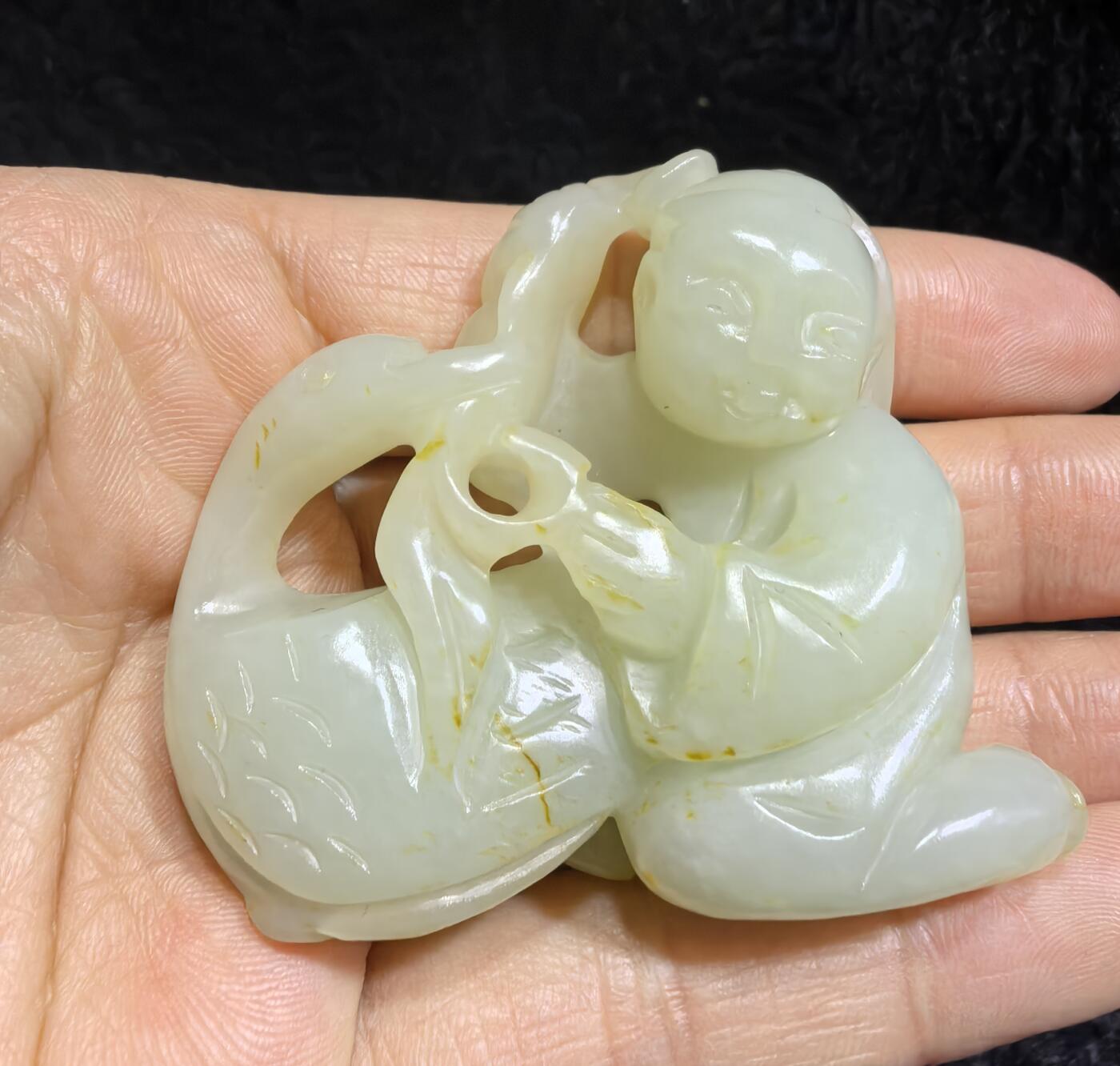 捡漏从速旧藏和田白玉童子戏鹅手把件挂件吊坠，玉质油润度极佳，纯手工雕刻。童子神态栩栩如生，造型逼真，天鹅的话还可比喻“鸿鹄之志”，古代的鸿鹄就是天鹅。童子寓意运财童子！尺寸:长5.9cm*高4.6cm厚2.0cm克重:48.3g谢绝议价！