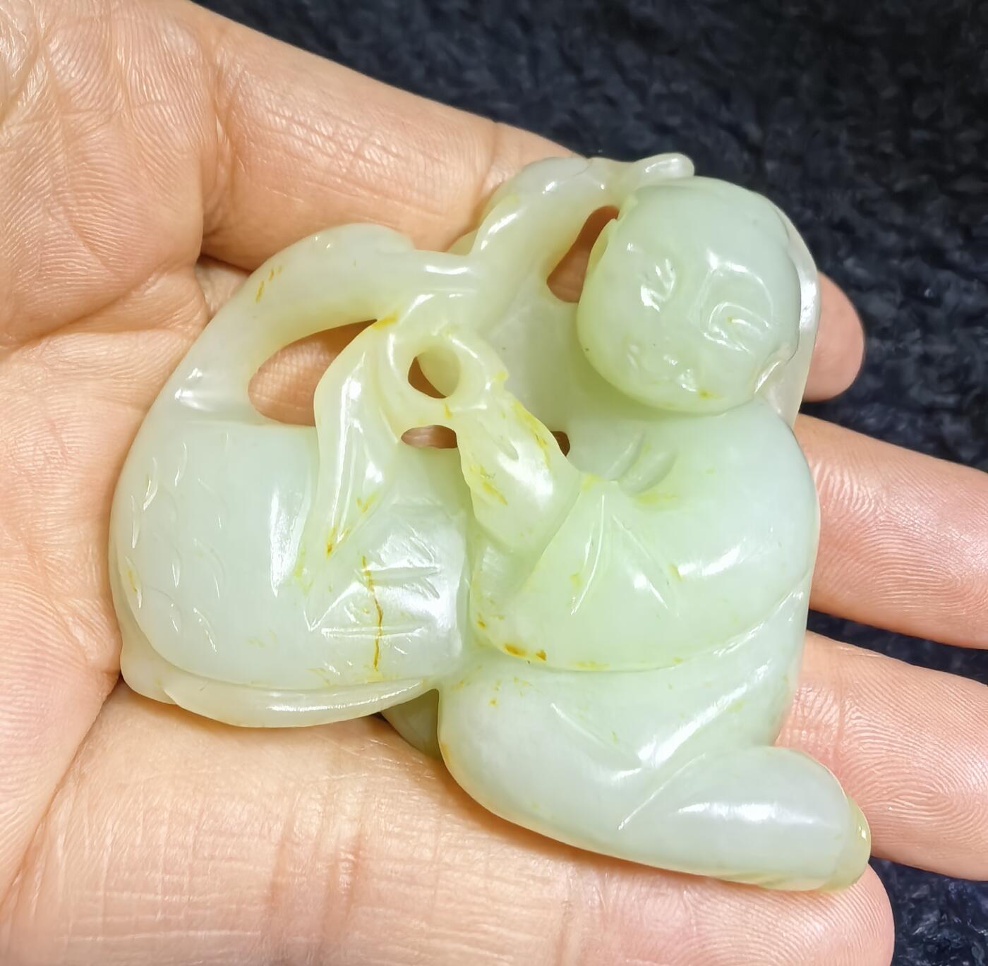 捡漏从速旧藏和田白玉童子戏鹅手把件挂件吊坠，玉质油润度极佳，纯手工雕刻。童子神态栩栩如生，造型逼真，天鹅的话还可比喻“鸿鹄之志”，古代的鸿鹄就是天鹅。童子寓意运财童子！尺寸:长5.9cm*高4.6cm厚2.0cm克重:48.3g谢绝议价！