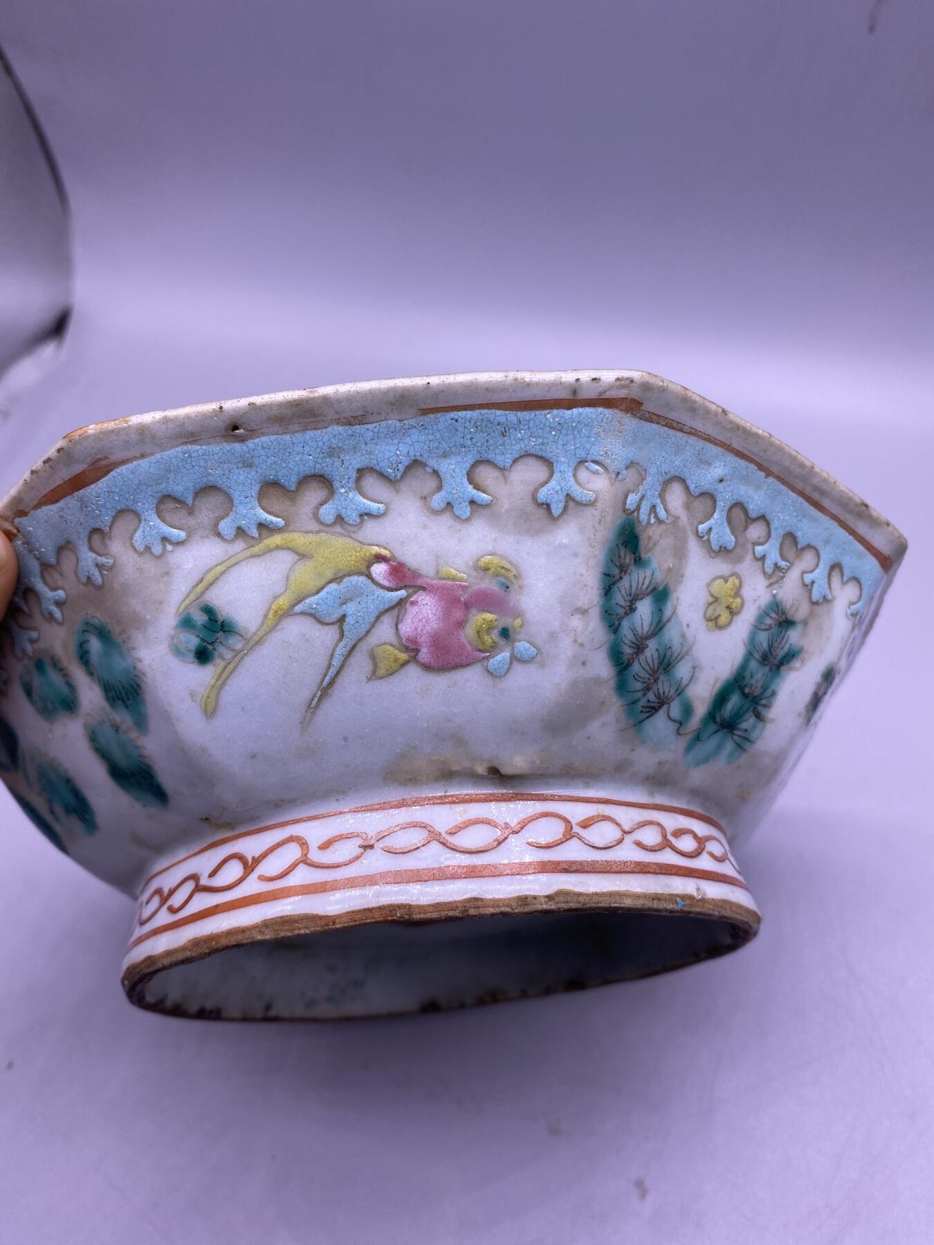 粉彩鱼藻纹花口碗，尺寸18.5厘米，品相如图，200包快递