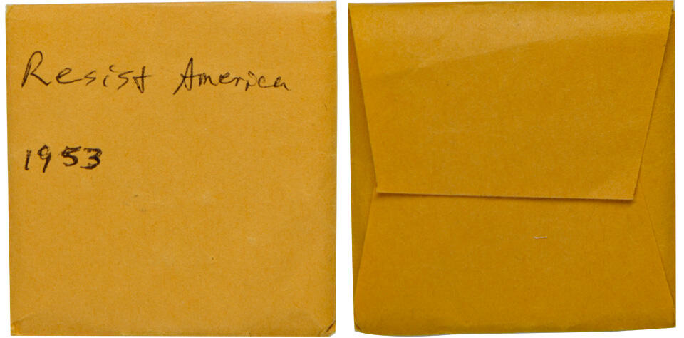 冠军2024年12月上海拍卖 1953.10.25中国人民赴朝慰问团赠“和平万岁”抗美援朝纪念章1枚，BWS收藏

1953年10月4日至12月18日，第三届“中国人民赴朝慰问团”赴朝慰问，为庆祝朝鲜停战谈判的胜利，这届慰问团规格最高、规模最大。贺龙任总团团长，下设8个分团，一行5400余人，慰问团汇集了京剧泰斗梅兰芳、周信芳、马连良、程砚秋等全国各界优秀人物代表，慰问团在两个多月时间里，通过慰问大会、报告会、座谈会、图片展览