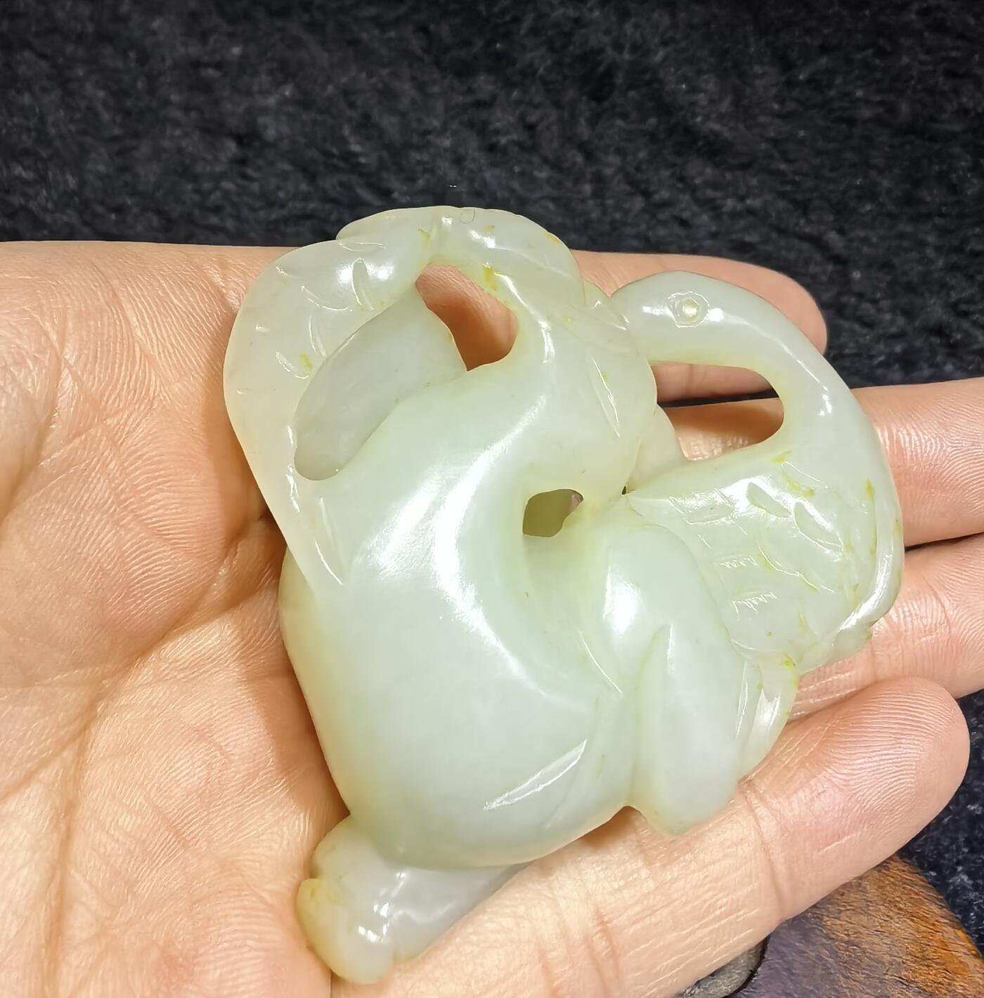 捡漏从速旧藏和田白玉童子戏鹅手把件挂件吊坠，玉质油润度极佳，纯手工雕刻。童子神态栩栩如生，造型逼真，天鹅的话还可比喻“鸿鹄之志”，古代的鸿鹄就是天鹅。童子寓意运财童子！尺寸:长5.9cm*高4.6cm厚2.0cm克重:48.3g谢绝议价！