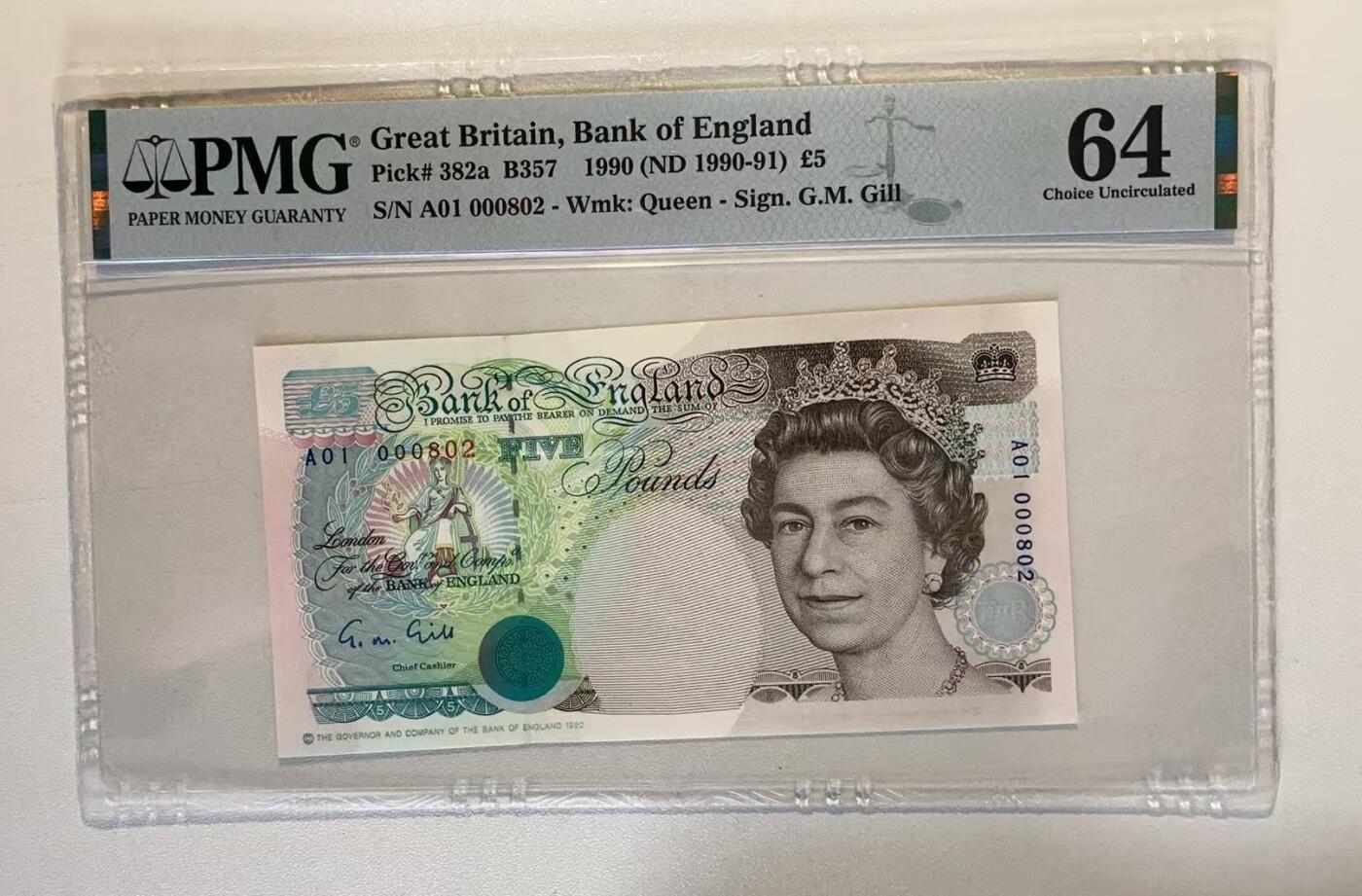 《外钞收藏家》第四百五十七期 1990年英国E序列5镑 PMG64 A01首发冠 802小号