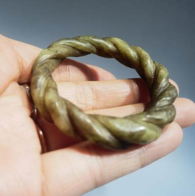 旧藏玉环，可见岁月包浆痕迹。全品，直径5.5cm壁厚0.9cm克重:22.4g - 旧藏玉环，可见岁月包浆痕迹。全品，直径5.5cm壁厚0.9cm克重:22.4g