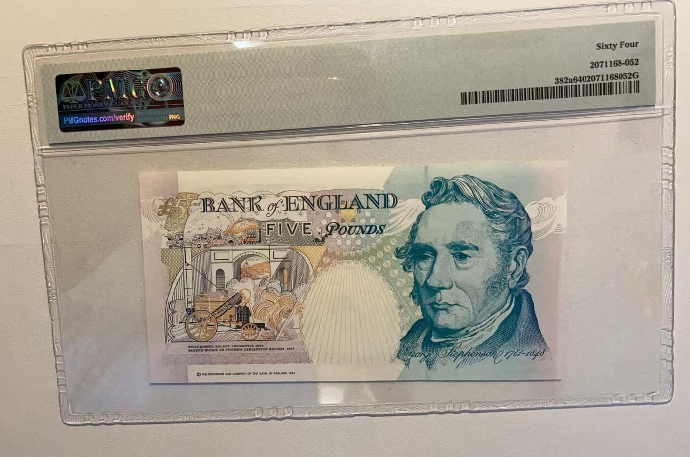 《外钞收藏家》第四百五十七期 1990年英国E序列5镑 PMG64 A01首发冠 802小号