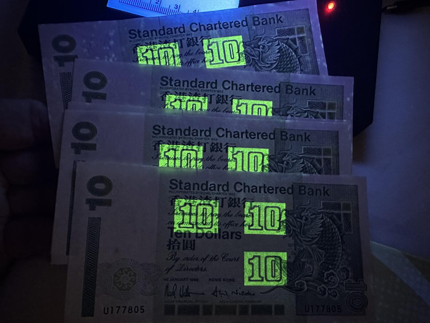 《外钞收藏家》第四百五十七期 1993年香港渣打银行10元 一刀 标准百连号 除了第一张和最后一张差点其他除了一些潮点没问题