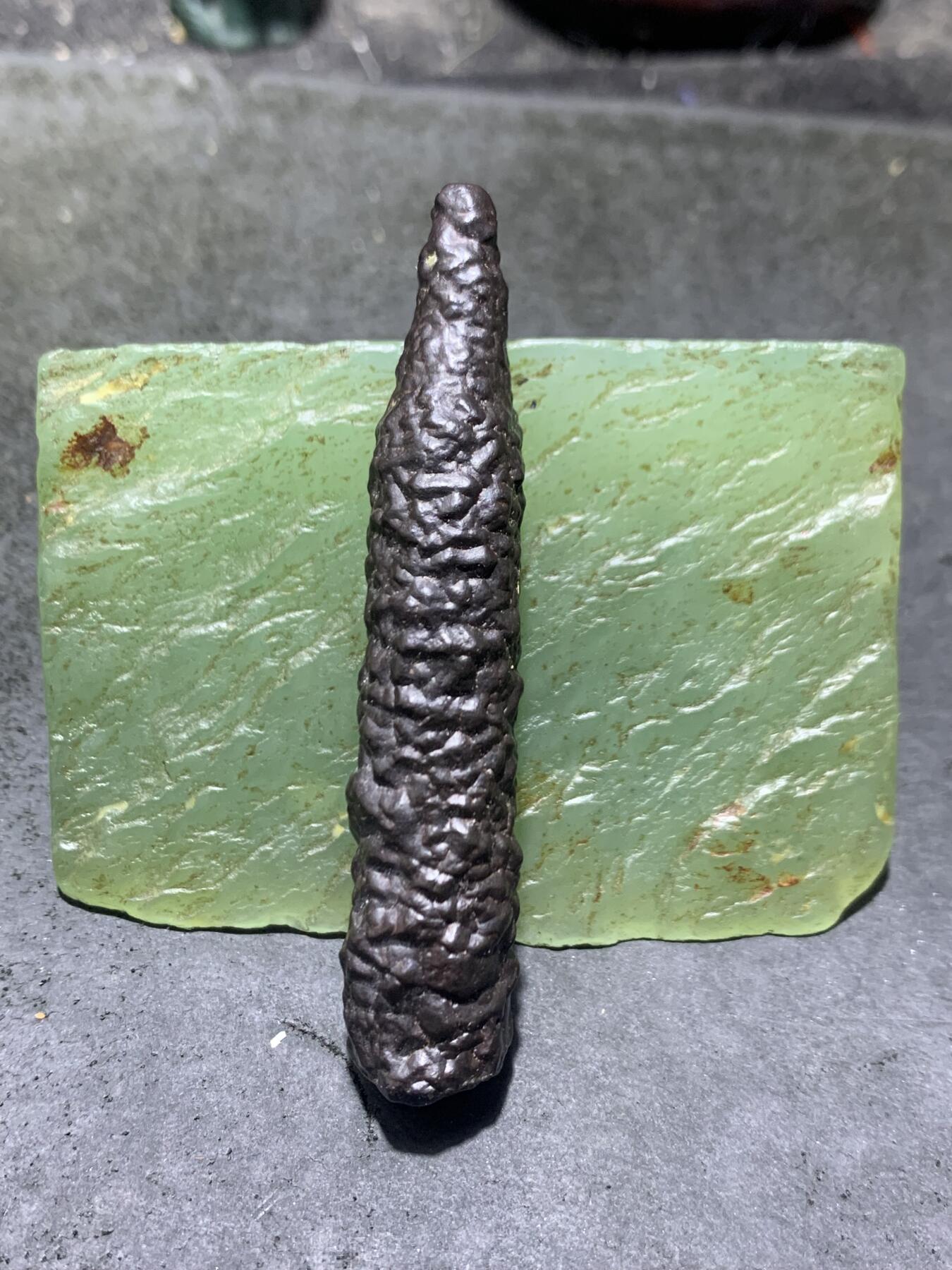 精美罕见戈壁管状箭头黑金刚原石一块