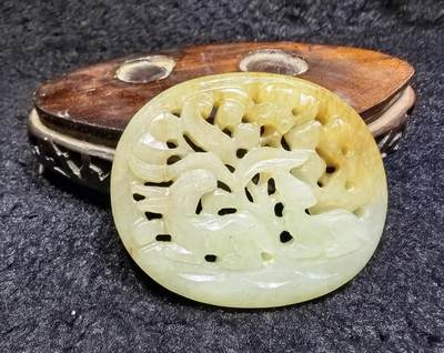 捡漏从速旧藏和田玉瑞兽镂空雕件，玉质油润细腻脂粉十足。天然糖沁。尺寸:5.7cm*5.0cm*0.8cm克重:39.7g。谢绝议价 - 捡漏从速旧藏和田玉瑞兽镂空雕件，玉质油润细腻脂粉十足。天然糖沁。尺寸:5.7cm*5.0cm*0.8cm克重:39.7g。谢绝议价