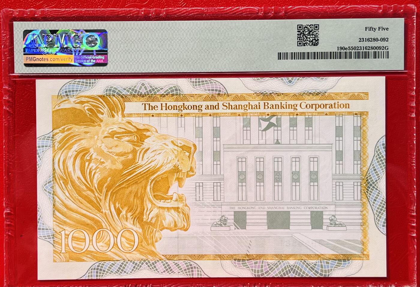 大中华拍卖第766期 香港汇丰银行831000大金狮 J956581 这款钞票的设计具有浓厚的殖民地色彩，正面主图为汇丰银行的狮马徽（狮马徽是汇丰银行的标志，象征着力量和速度），背面主图为石狮，体现了香港作为英国殖民地时期的文化特色。