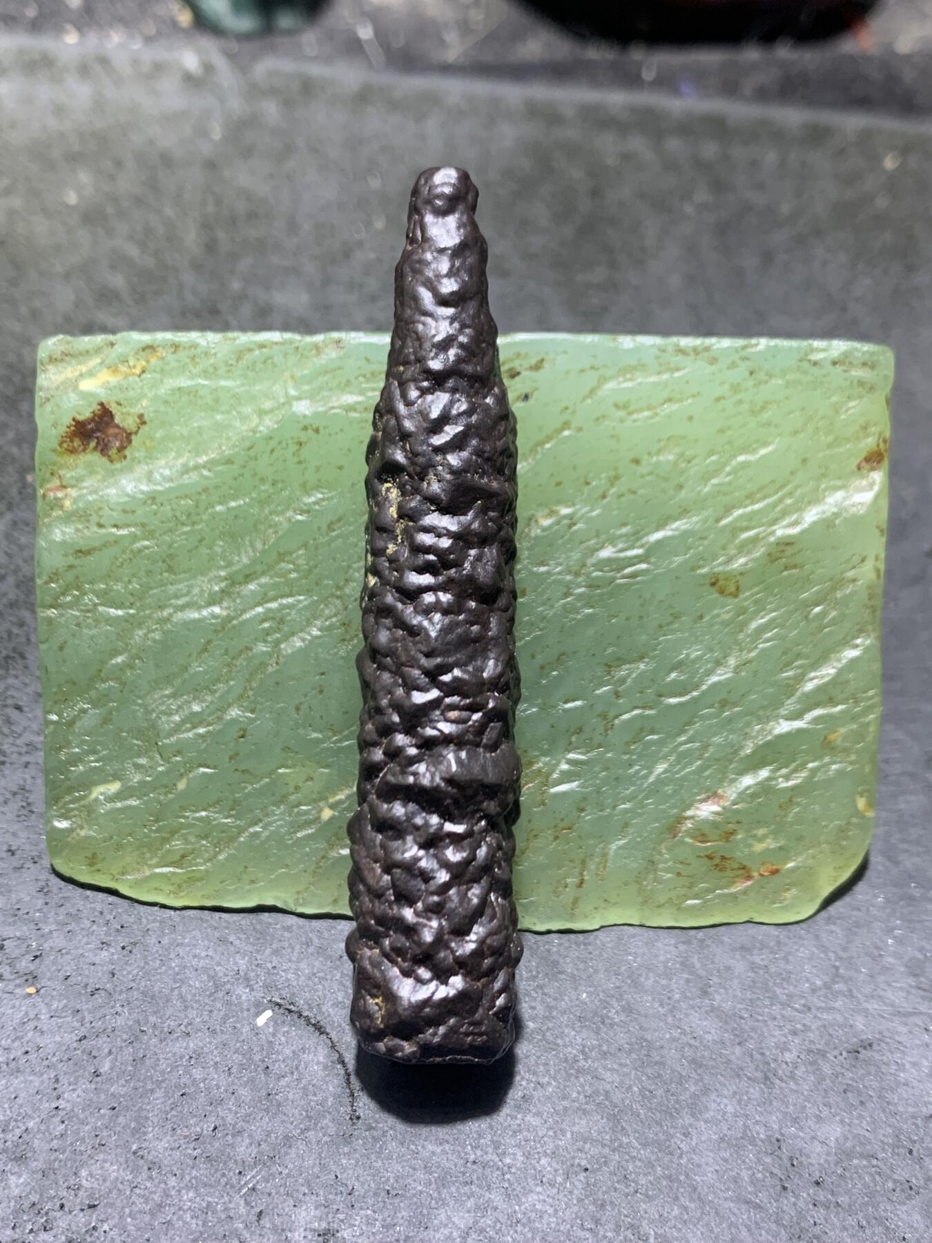 精美罕见戈壁管状箭头黑金刚原石一块