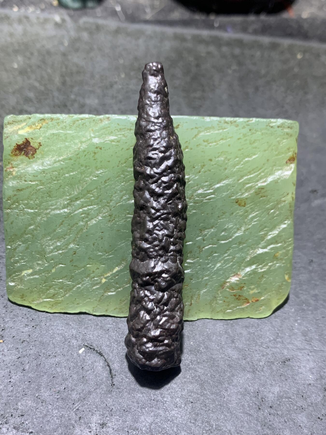 精美罕见戈壁管状箭头黑金刚原石一块