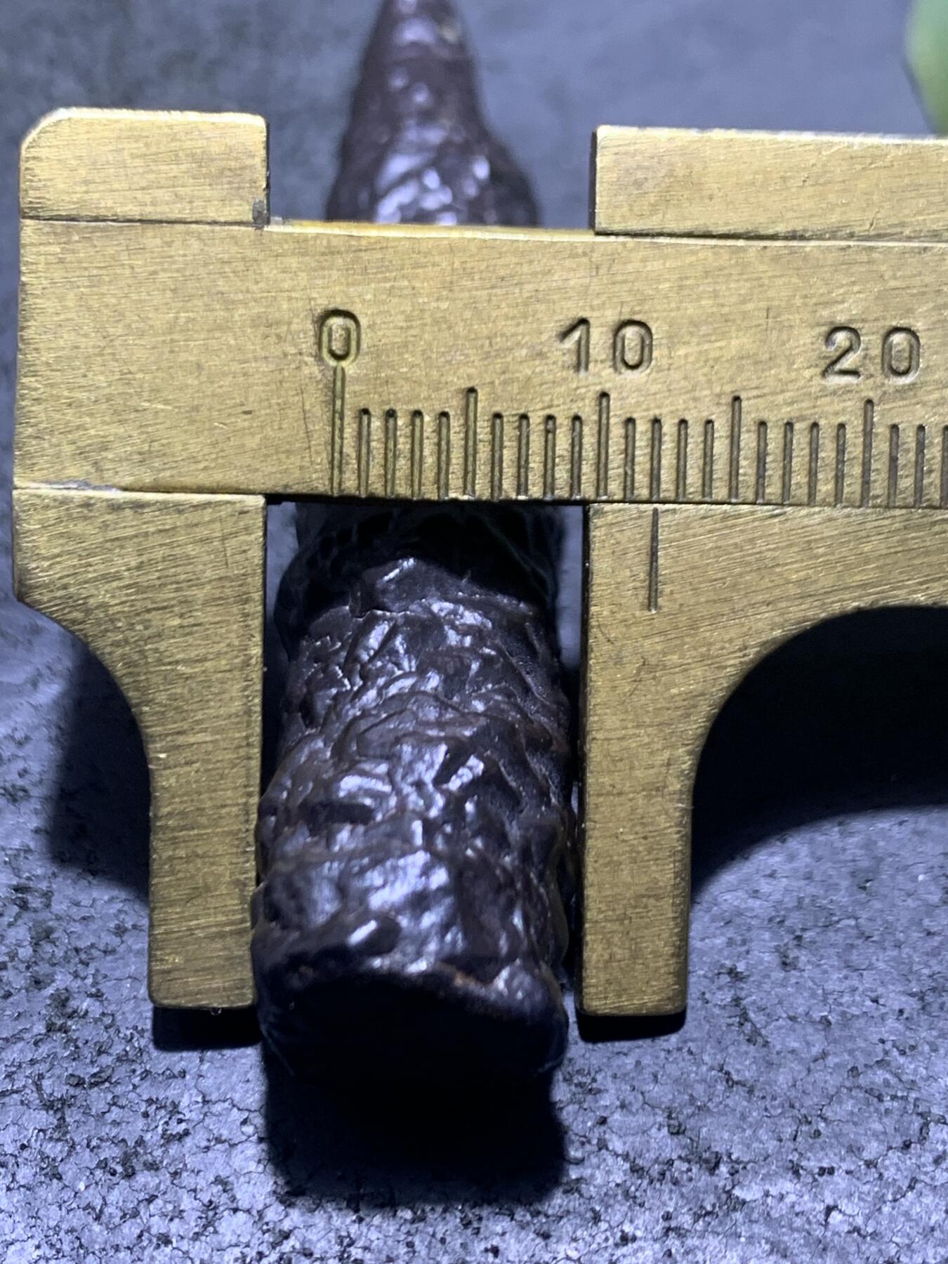 精美罕见戈壁管状箭头黑金刚原石一块