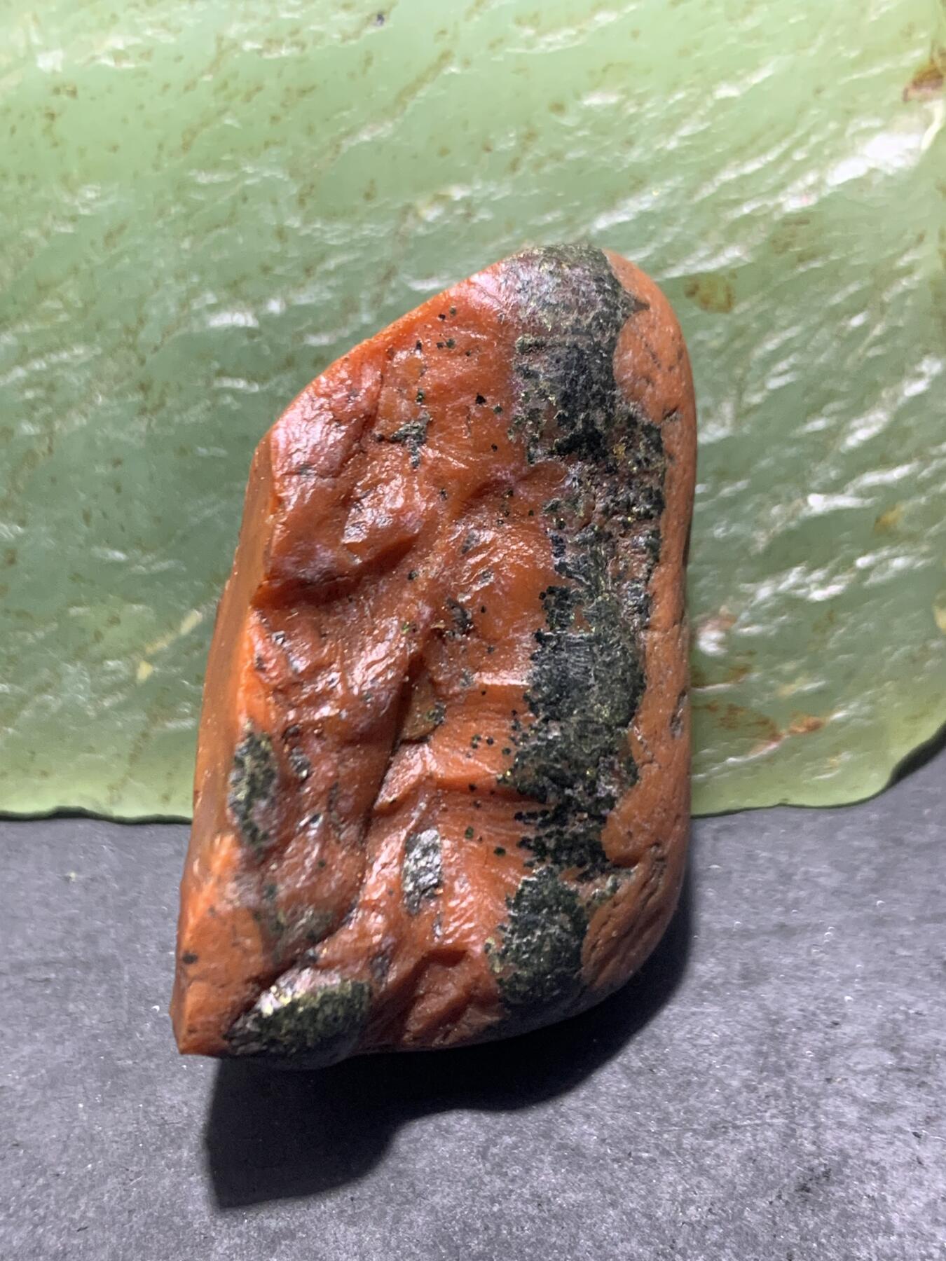 精美原皮柿子红飘紫罗兰南红玛瑙原石一颗