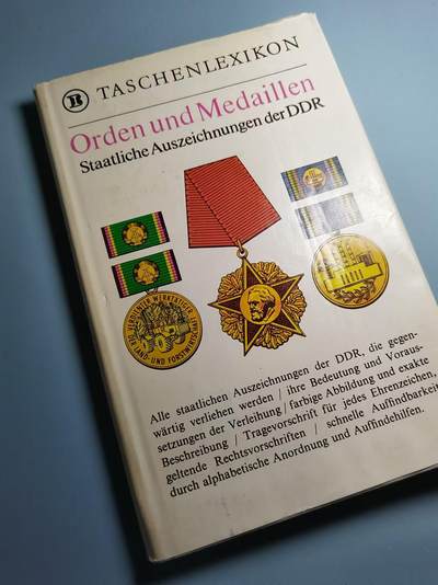 盛世勋华——号角文化勋章邮票专场拍卖第293期 - 东德官方出版 德意志民主共和国的勋章奖章证章 精美彩绘图 约200页
