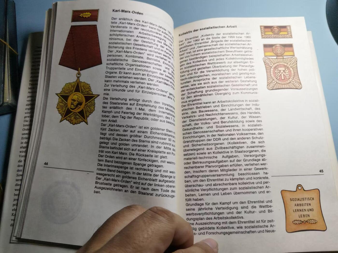 盛世勋华——号角文化勋章邮票专场拍卖第293期 东德官方出版 德意志民主共和国的勋章奖章证章 精美彩绘图 约200页