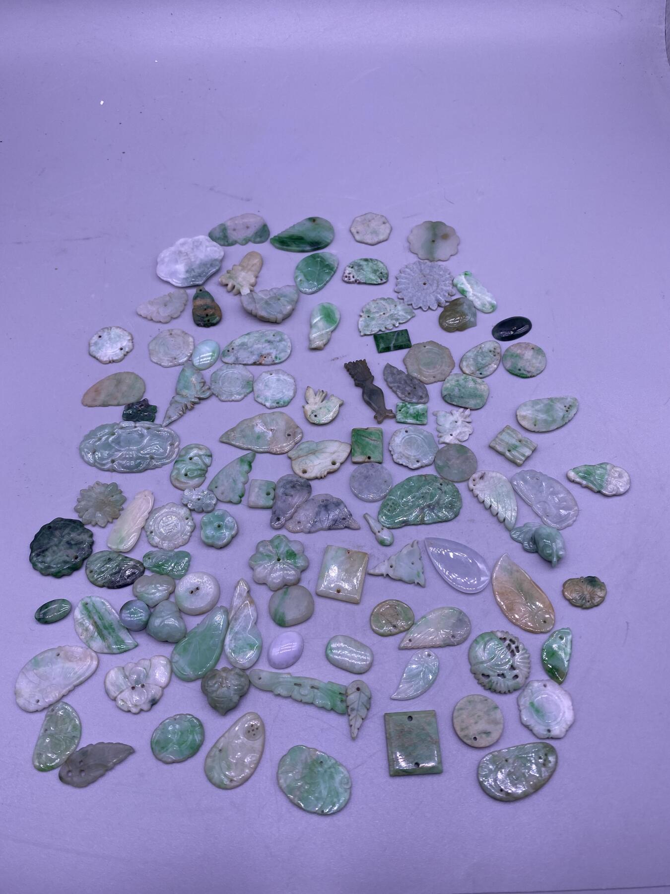 老翡翠花片100个，尺寸1-3.7厘米，品相如图，特价1680包快递