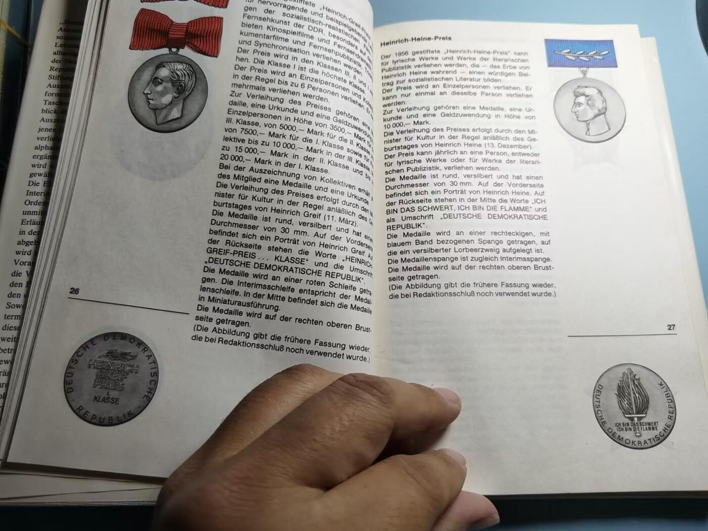 盛世勋华——号角文化勋章邮票专场拍卖第293期 东德官方出版 德意志民主共和国的勋章奖章证章 精美彩绘图 约200页