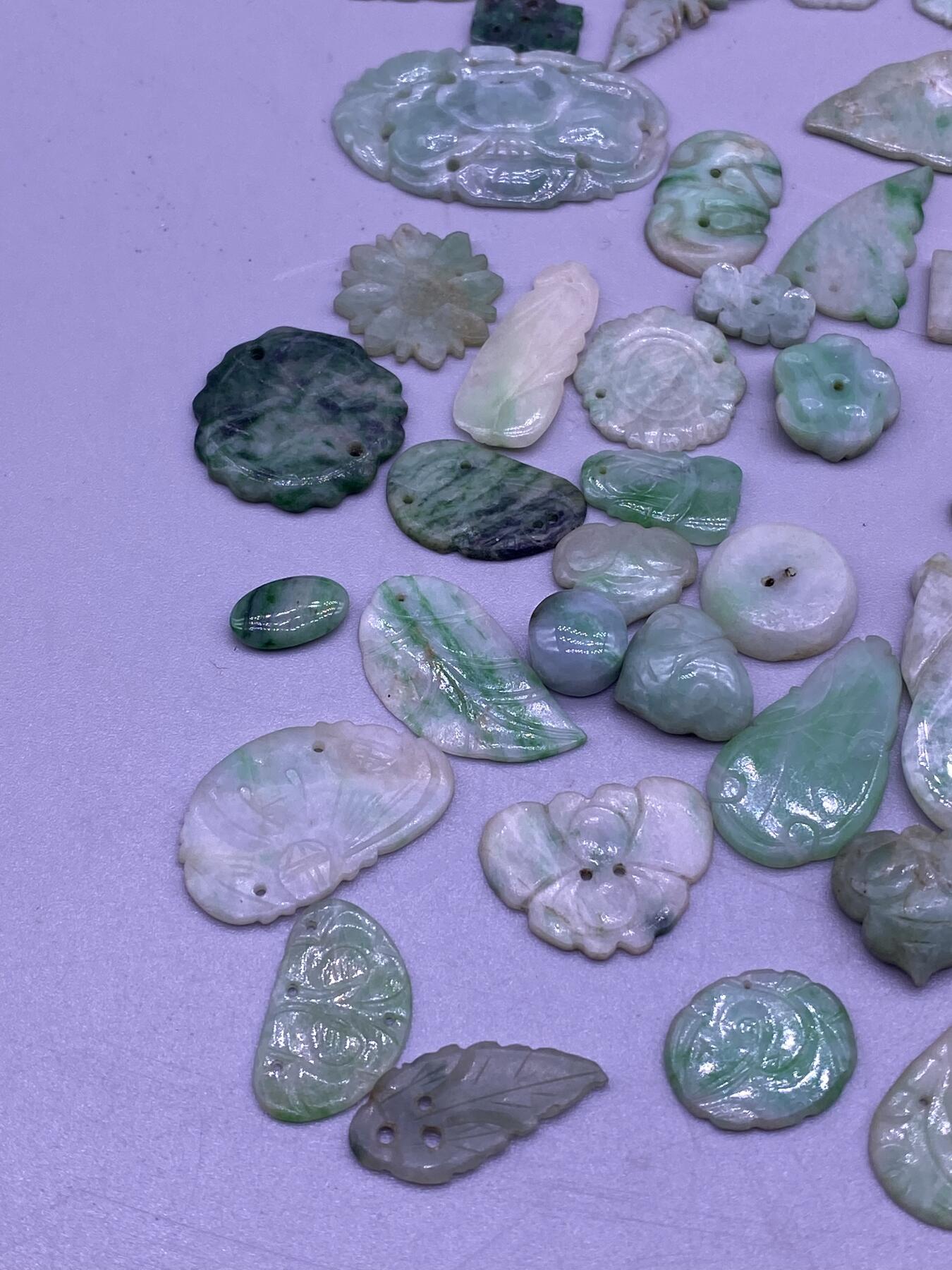 老翡翠花片100个，尺寸1-3.7厘米，品相如图，特价1680包快递