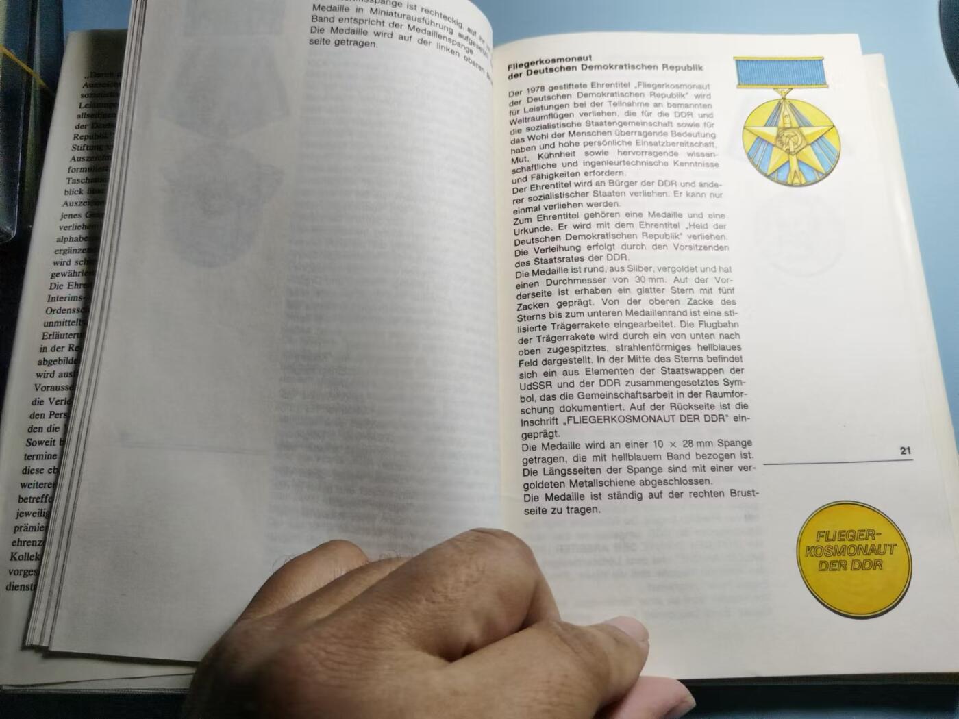 盛世勋华——号角文化勋章邮票专场拍卖第293期 东德官方出版 德意志民主共和国的勋章奖章证章 精美彩绘图 约200页