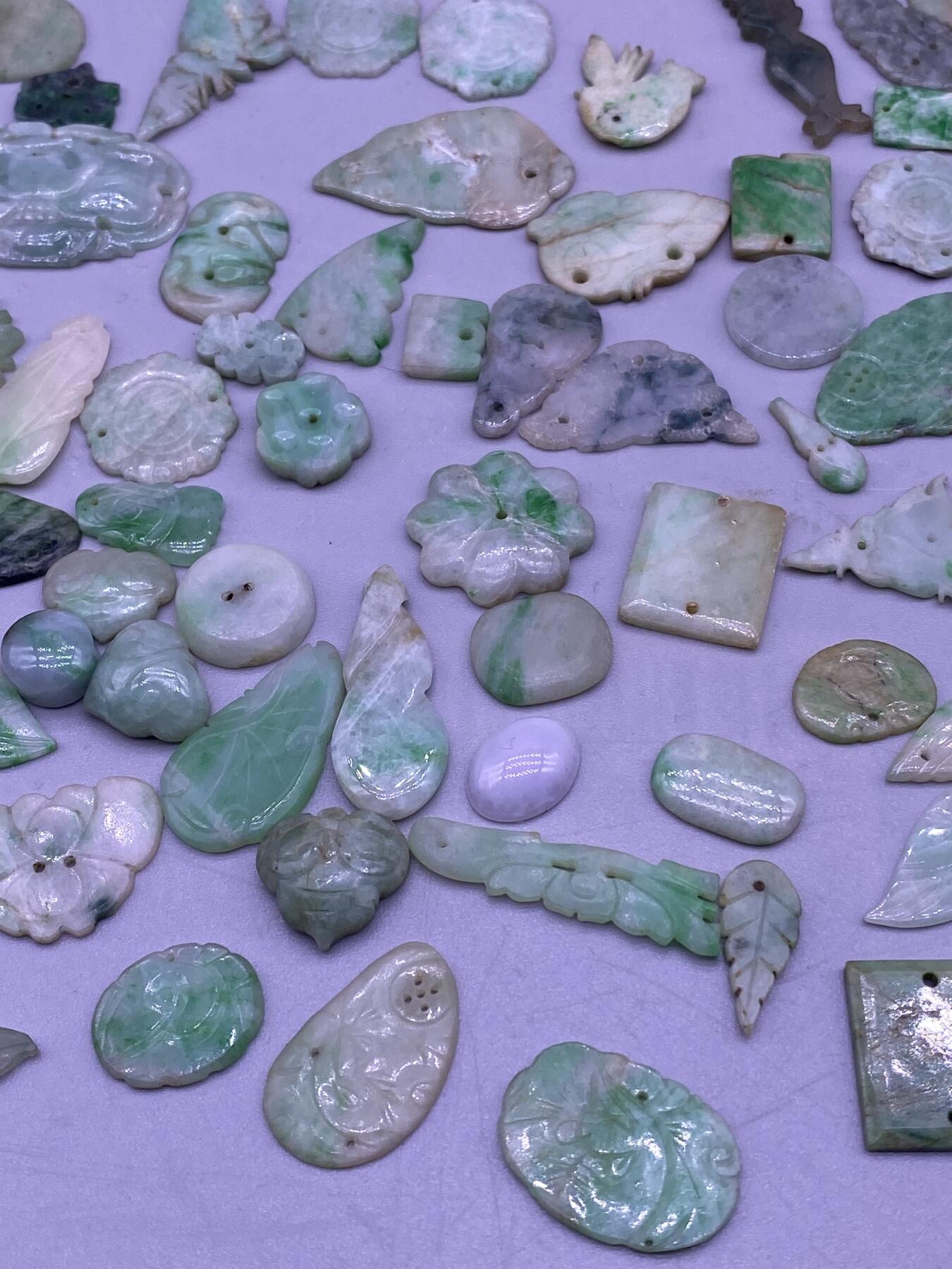 老翡翠花片100个，尺寸1-3.7厘米，品相如图，特价1680包快递