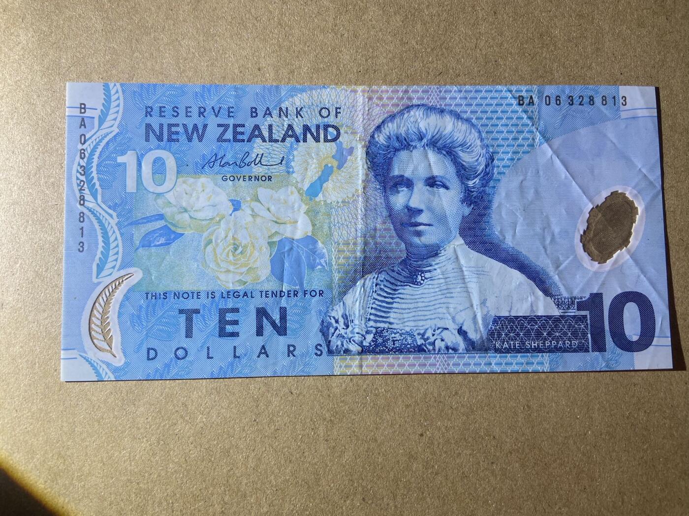 【炜奕收藏】，二十一期 新西兰初版10元塑料钞，流通品相