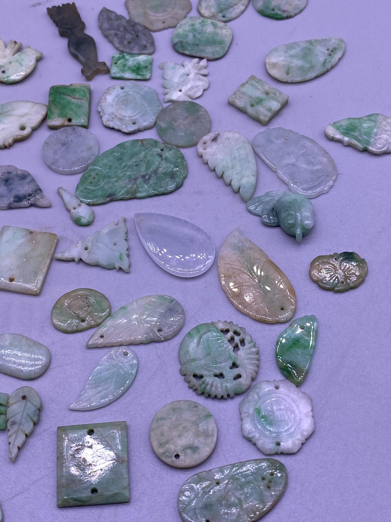 老翡翠花片100个，尺寸1-3.7厘米，品相如图，特价1680包快递