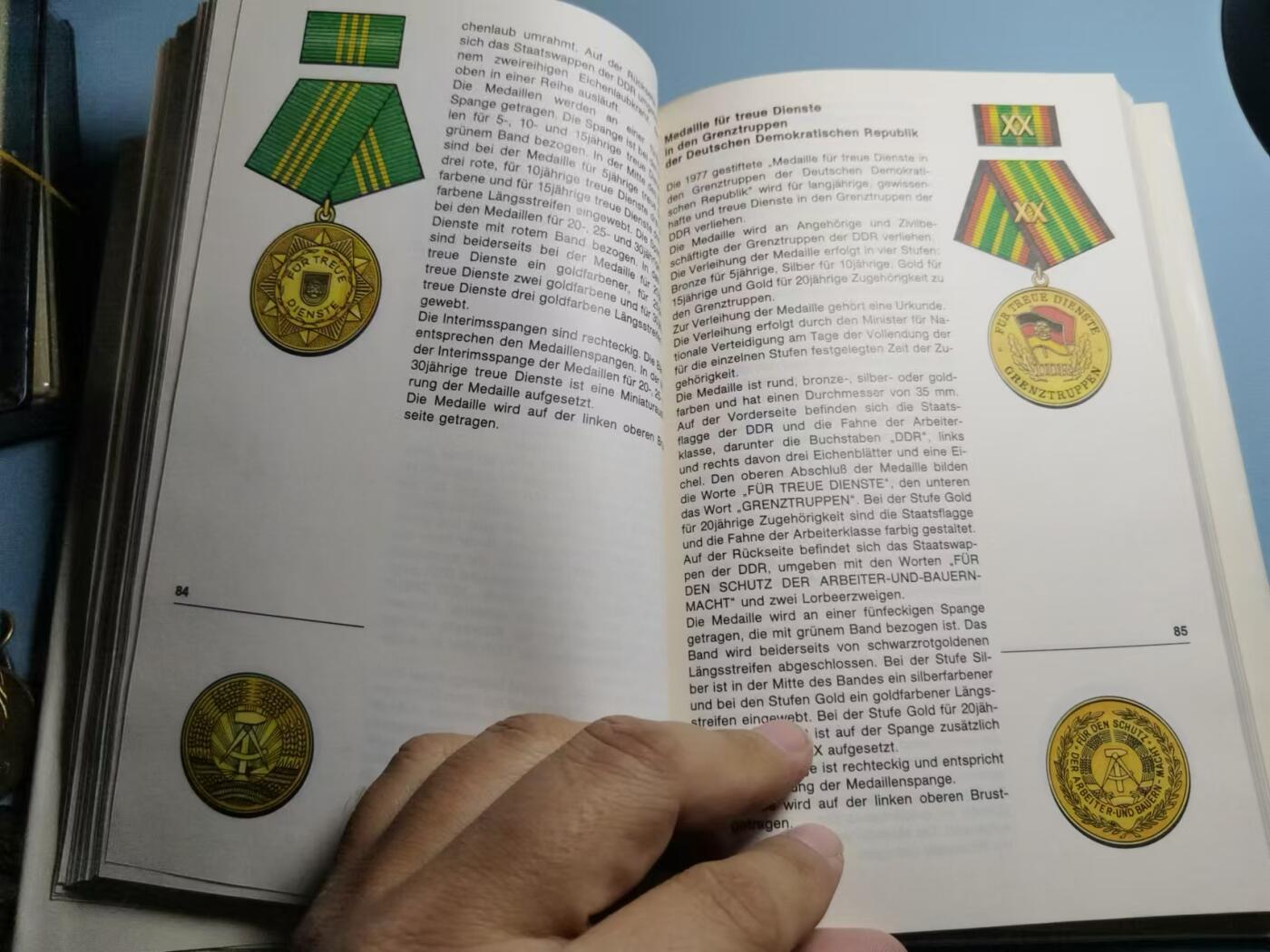 盛世勋华——号角文化勋章邮票专场拍卖第293期 东德官方出版 德意志民主共和国的勋章奖章证章 精美彩绘图 约200页