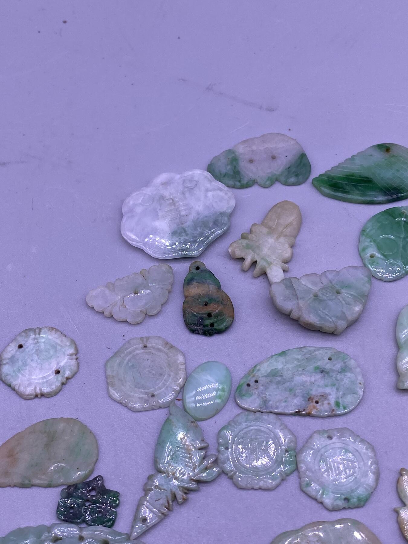 老翡翠花片100个，尺寸1-3.7厘米，品相如图，特价1680包快递