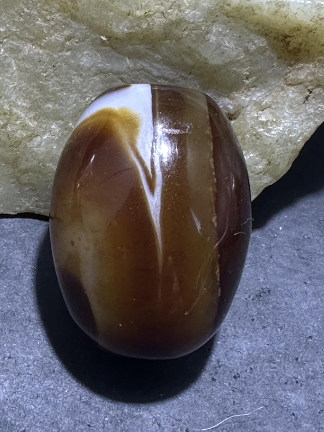 缠丝玛瑙通货随形大桶珠一个，，
