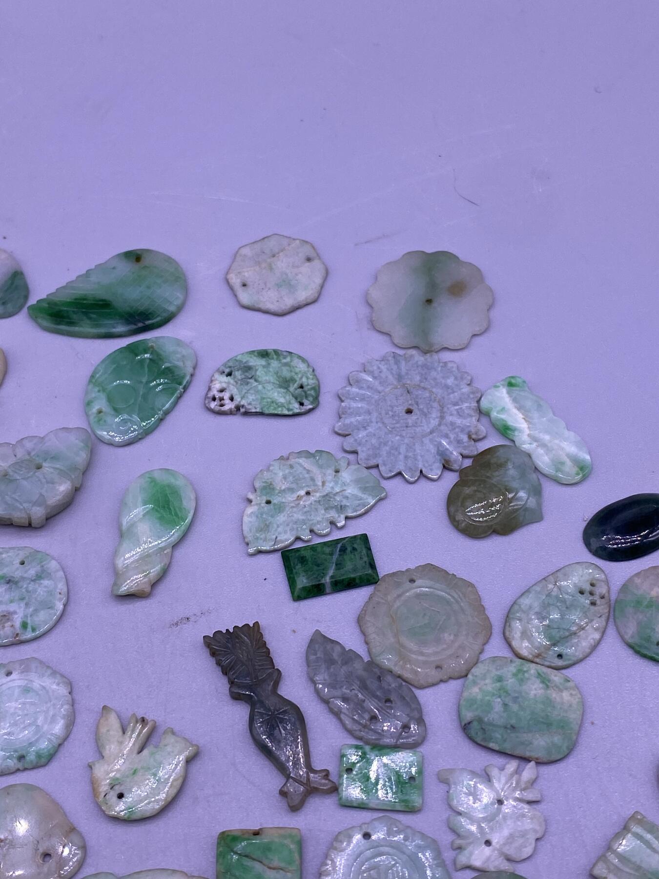 老翡翠花片100个，尺寸1-3.7厘米，品相如图，特价1680包快递