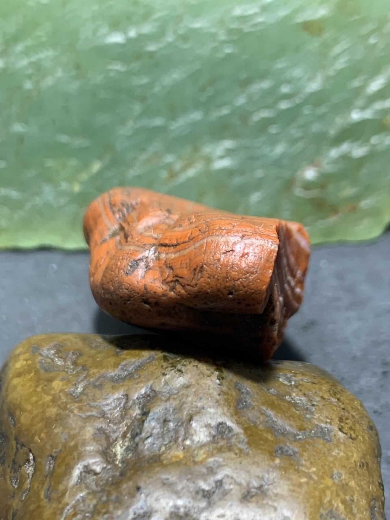 精美红皮柿子红开窗料千层纹南红玛瑙原石一颗
