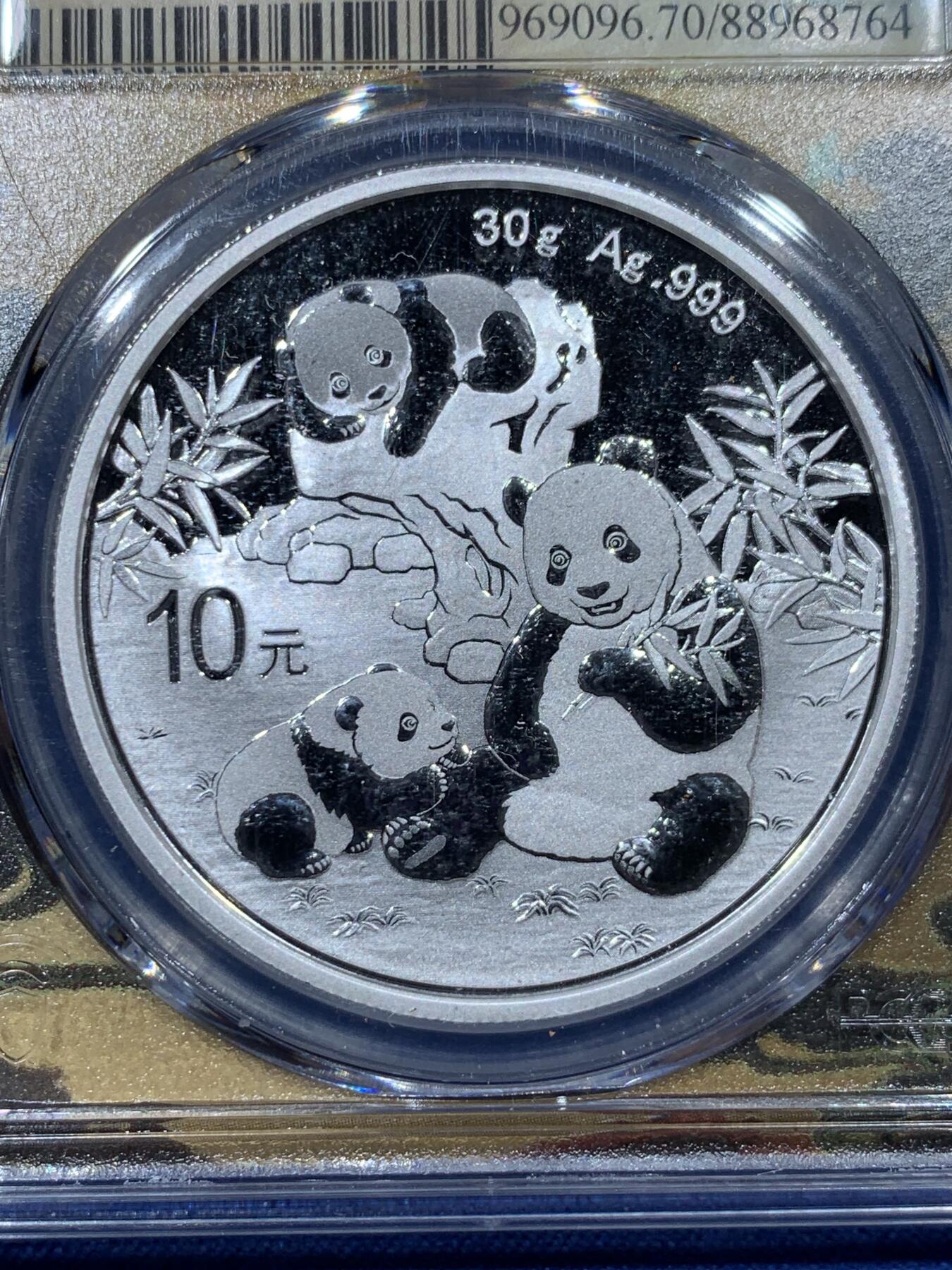 《竞宝斋》第341场 周日，周一，2场连拍 （全场包邮） PCGS MS70 中国2025熊猫10元银币 30g 999银 背景古风古韵很别致