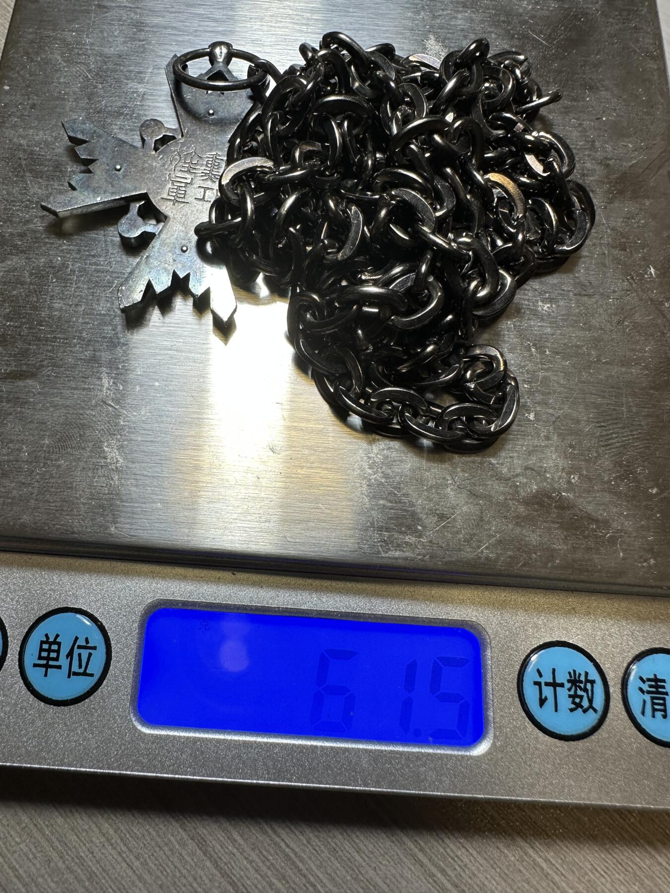极美世界钱币，章 瑞宝章挂链，文创产品，链子不确定是不是银的，一共61.5g
