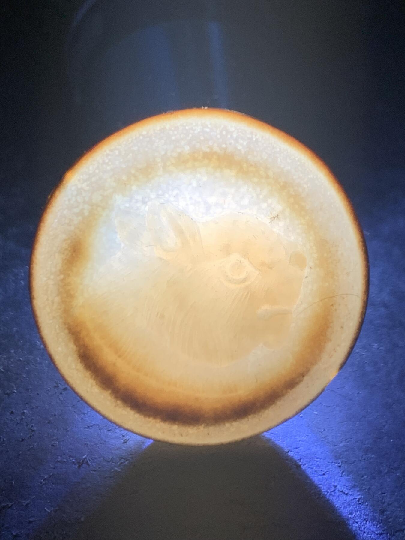 精品药师玛瑙手工雕刻猛虎板珠（背云）一颗。