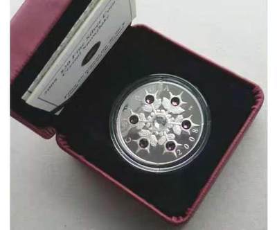 【币将精彩】世界钱币拍卖（2025-12-17） - 加拿大2008年粉色雪花水晶镶嵌银币  面值20元 重量31.39克 直径38毫米 币面镶嵌施华洛世奇水晶元素，发行量15000枚，原盒证书。