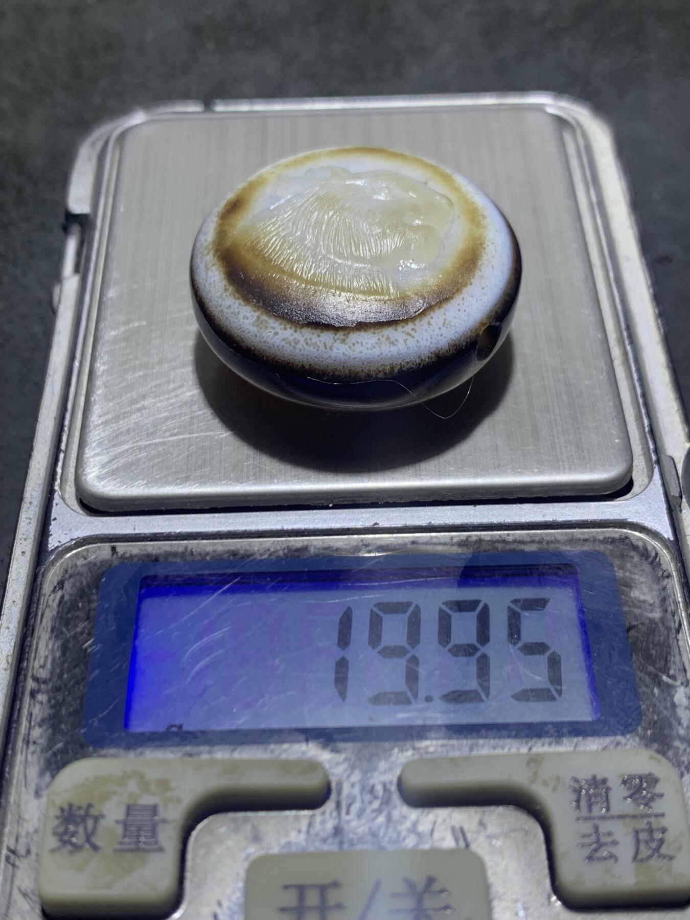 精品药师玛瑙手工雕刻猛虎板珠（背云）一颗。