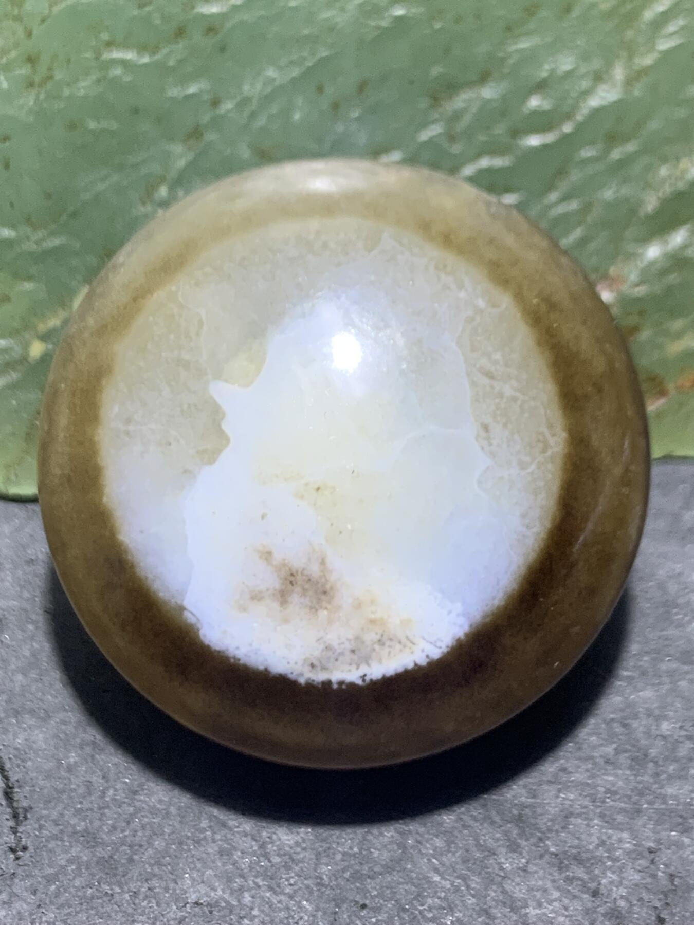 精品药师玛瑙手工雕刻猛虎板珠（背云）一颗。