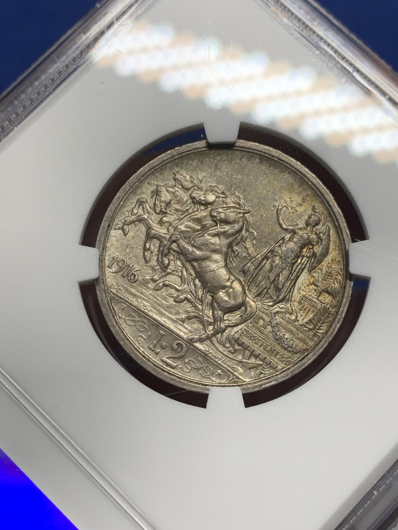 《竞宝斋》第341场 周日，周一，2场连拍 （全场包邮） NGC AU58 意大利1916年埃马努埃莱三世马车2里拉银币 经典意大利马车设计 养眼五彩老包浆