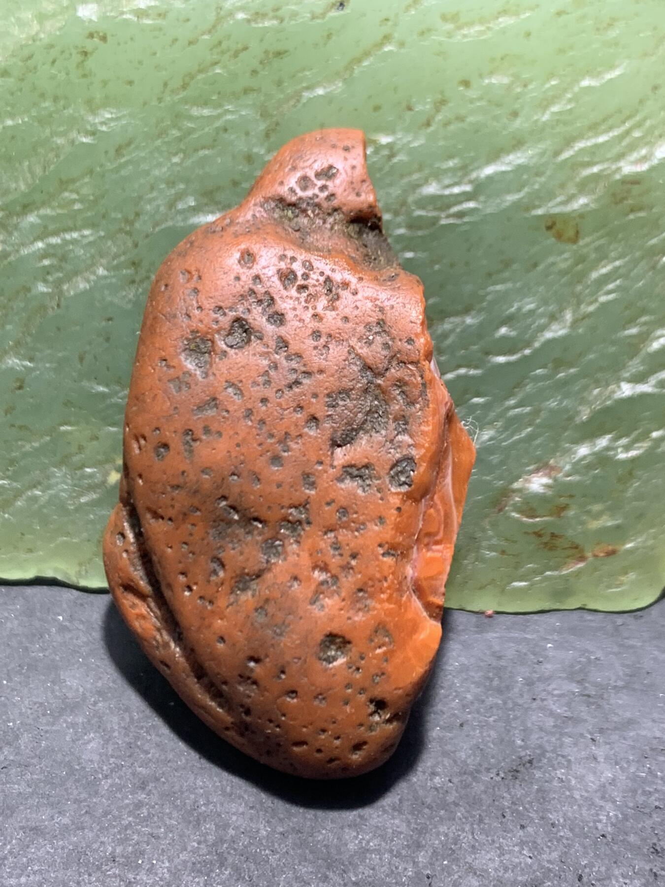 精美红皮柿子红开窗料千层纹南红玛瑙原石一颗