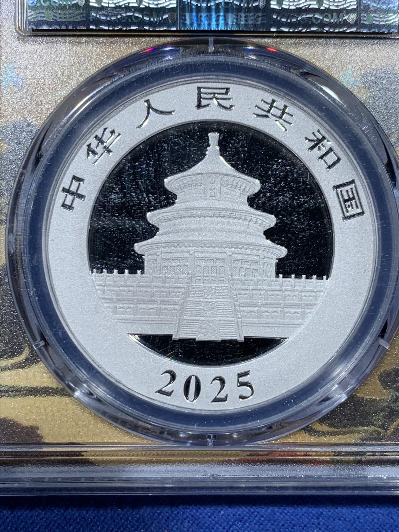 《竞宝斋》第341场 周日，周一，2场连拍 （全场包邮） PCGS MS70 中国2025熊猫10元银币 30g 999银 背景古风古韵很别致
