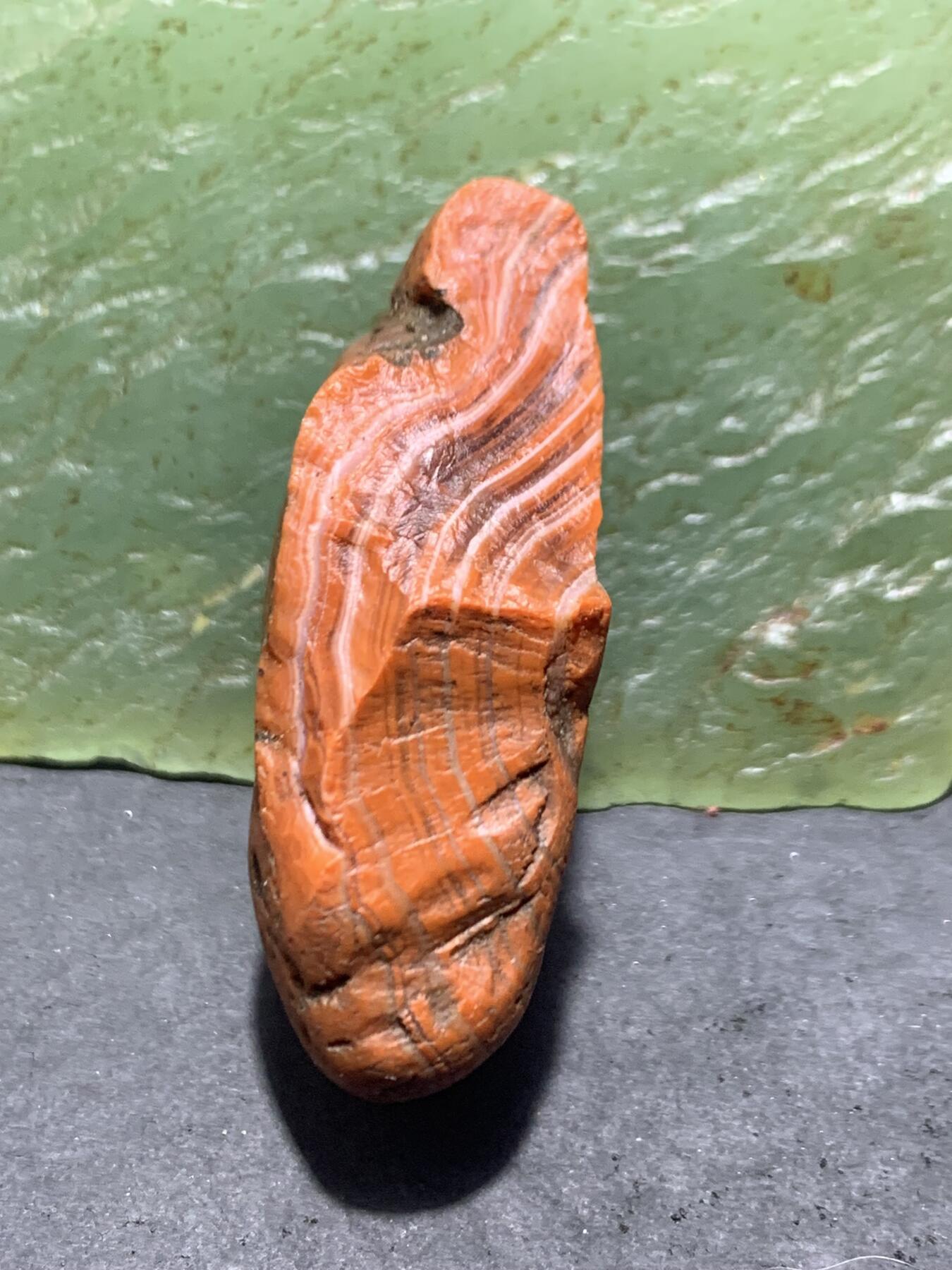 精美红皮柿子红开窗料千层纹南红玛瑙原石一颗