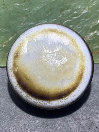 精品药师玛瑙手工雕刻猛虎板珠（背云）一颗。 - 精品药师玛瑙手工雕刻猛虎板珠（背云）一颗。