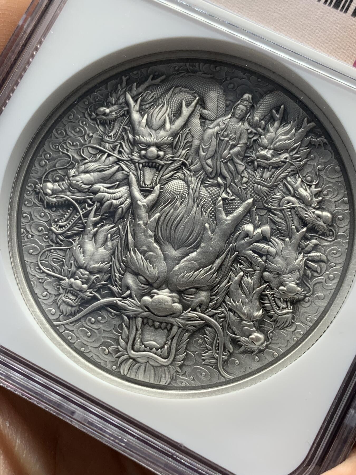 《竞宝斋》第341场 周日，周一，2场连拍 （全场包邮） NGC PF70ANTIQUED 中国2022骑龙观音银章，加厚盒，骑龙观音又称龙头观音（辟支佛身）是观音菩萨三十三应化身之一。背面刻有般若波罗蜜多心经 ，70克，加厚盒。