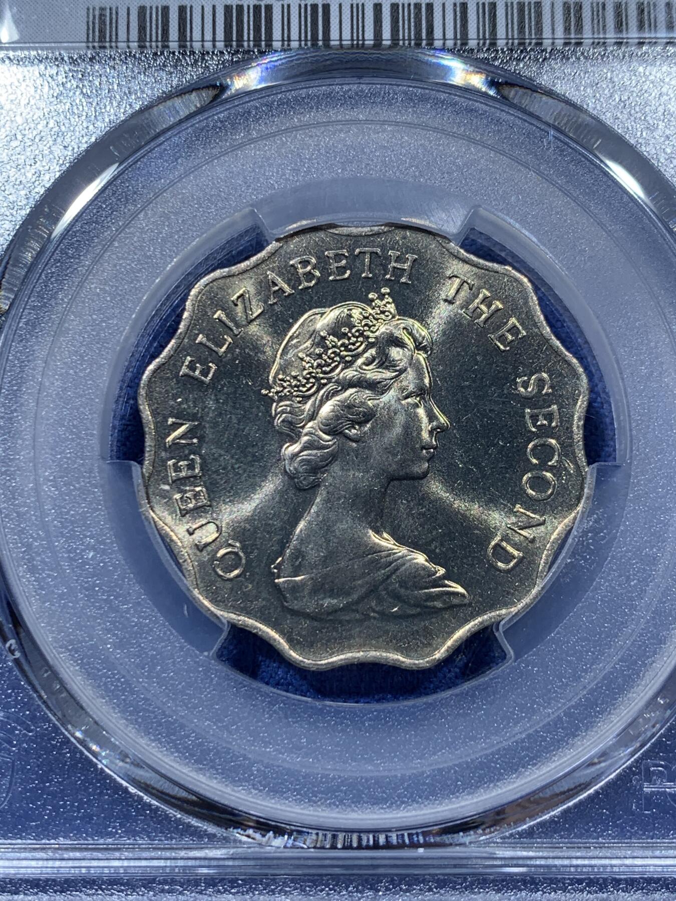 《竞宝斋》第341场 周日，周一，2场连拍 （全场包邮） PCGS MS66 香港1975年伊丽莎白二世花冠2元，高分收藏级分数！2元独特的波浪形边设计，工艺普遍不好，高分难得，喜欢的不要错过了！